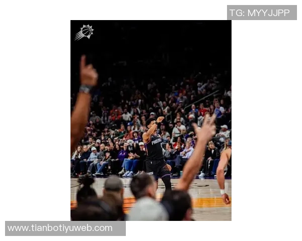 布克半场表现稳定9投4中砍下13分外加1篮板3助攻1抢断助力球队争胜