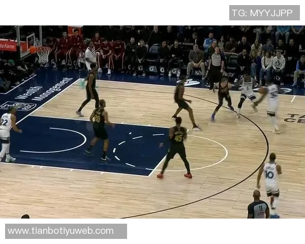 爱德华兹状态低迷半场仅得6分失误频繁表现不佳需调整状态