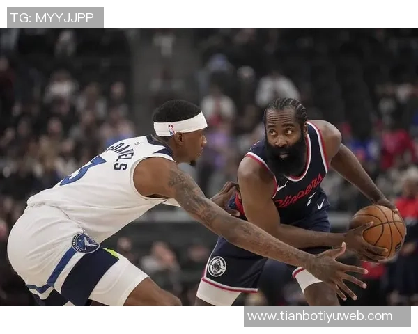 兰德尔表现出色17投10中贡献23分10篮板4助攻带领球队取得胜利